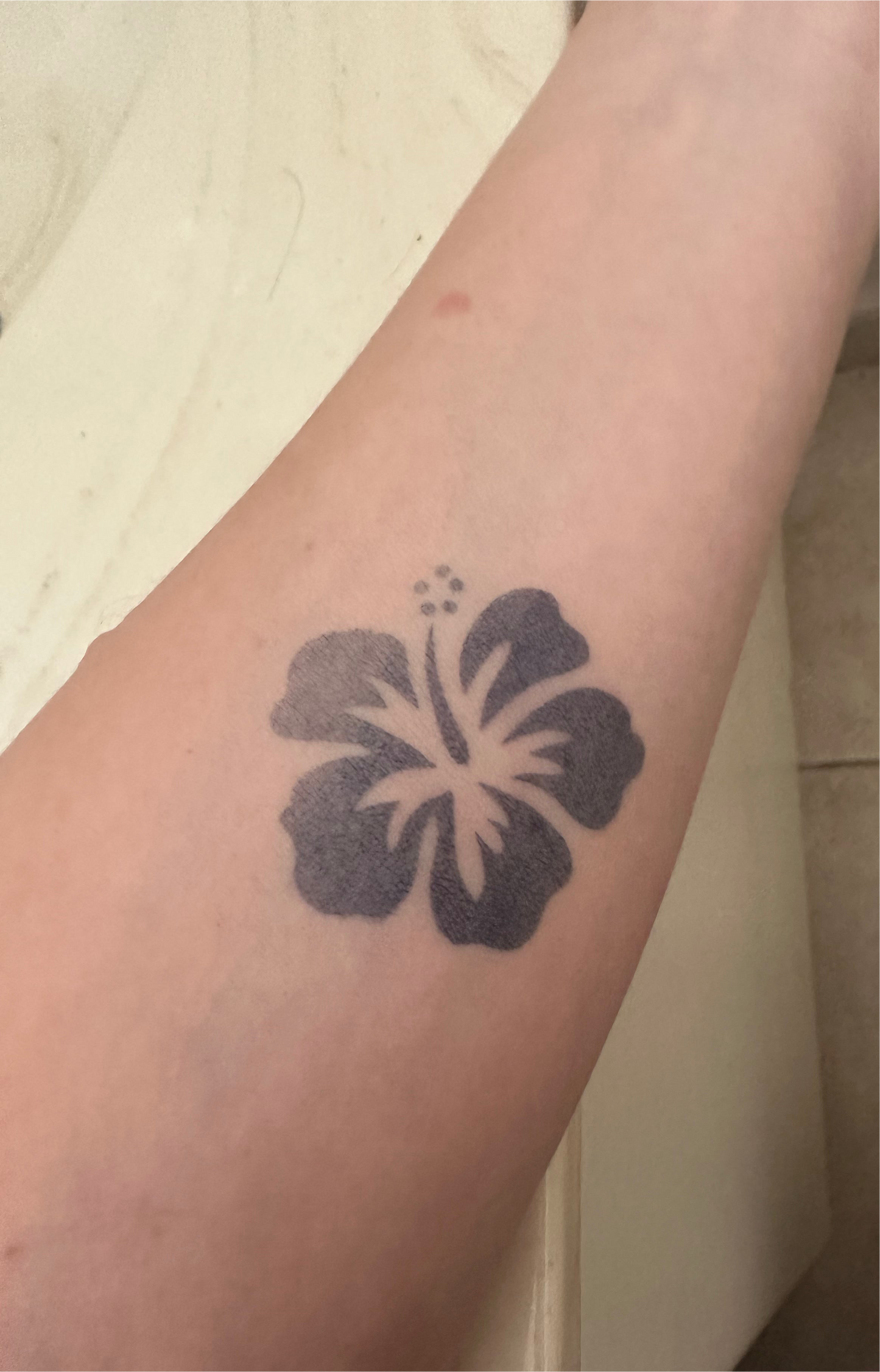 Tatuajes Temporales Semipermanentes de Flor de Hibisco | Resistentes al Agua y de Larga Duración